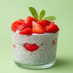 Getränk aus Erdbeeren und Chiasamen zur Entgiftung